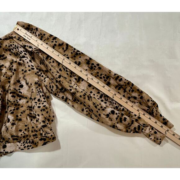 Banana Republic Cropped Animal Pring Keyhole Top Size Medium (035) - Picture 12 of 12